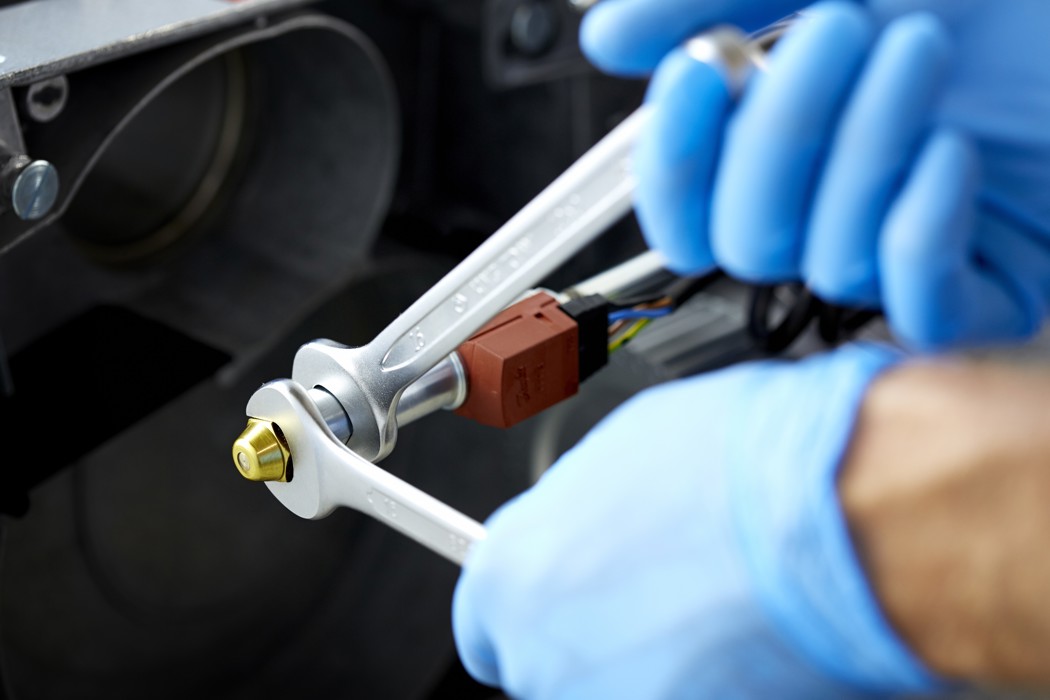 Mounting of oil nozzle